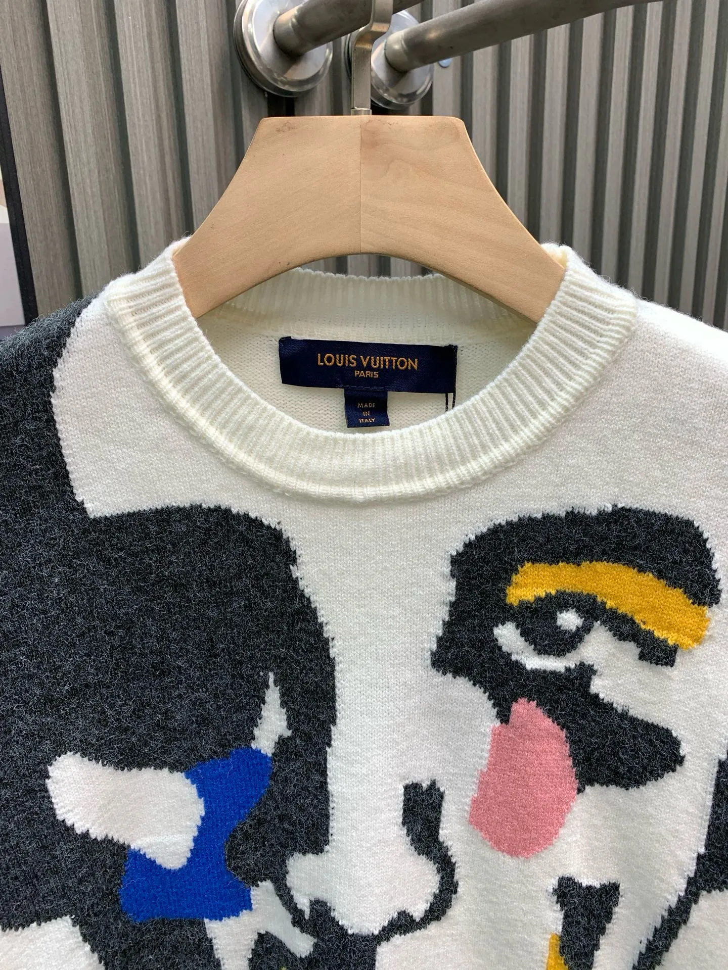 🅿️440 🀄️ Louis Vuitton 𝗟𝗢𝗨𝗜𝗦 𝗩𝗨𝗜𝗧𝗧𝗢𝗡 Intarsia plush crew neck sweater. A must-have human face sweater to summon the gods and goddesses. Both the material and design are high-end. The main body material is made of 100 cotton wool. It feels super soft and waxy. The color scheme is made of cashmere and wool blends. The position of the intarsia will be more hairy. There are 6 colors in total. The intarsia machine imported from Japan is made by Shima Seiki. This intarsia pattern is very difficult. There are more than 20 yarn feeders and dozens of yarns to make a pattern. The loss is huge and the process technology requirements are high. The key is that every color is colored spinning. The upper body is super fashionable and stylish. It must be worn~